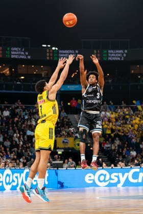 Ross Williams (Veolia Towers Hamburg, 34) beim Wurf, Jack Kayil (ALBA Berlin, 07), GER, Veolia Towers Hamburg vs Alba Berlin, Basketball, Bundesliga, Spieltag 10, Saison 2025 2026, 14.12.2025 GER, Veolia Towers Hamburg vs Alba Berlin, Basketball, Bundesliga, Spieltag 10, Saison 2025 2026, 14.12.2025 Hamburg Copyright: xEibner-Pressefoto MaxxVincenx EP_MVN