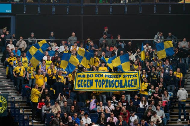 Alba Berlin Fans, Banner, Kritik an Ticketpreisen, GER, Veolia Towers Hamburg vs Alba Berlin, Basketball, Bundesliga, Spieltag 10, Saison 2025 2026, 14.12.2025 GER, Veolia Towers Hamburg vs Alba Berlin, Basketball, Bundesliga, Spieltag 10, Saison 2025 2026, 14.12.2025 Hamburg Copyright: xEibner-Pressefoto MaxxVincenx EP_MVN