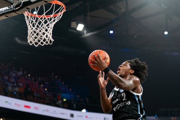 Leonard Thorpe Jr. (Veolia Towers Hamburg, 02) beim Korbleger, GER, Veolia Towers Hamburg vs Alba Berlin, Basketball, Bundesliga, Spieltag 10, Saison 2025 2026, 14.12.2025 GER, Veolia Towers Hamburg vs Alba Berlin, Basketball, Bundesliga, Spieltag 10, Saison 2025 2026, 14.12.2025 Hamburg Copyright: xEibner-Pressefoto MaxxVincenx EP_MVN