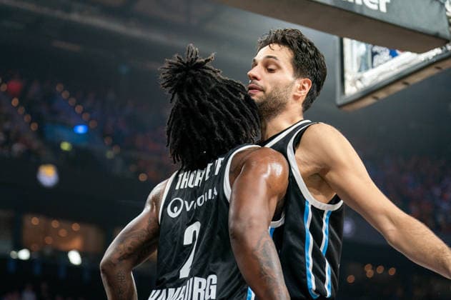 Leonard Thorpe Jr. (Veolia Towers Hamburg, 02) jubelt Jubel mit Benedikt Turudic (Veolia Towers Hamburg, 44), GER, Veolia Towers Hamburg vs Alba Berlin, Basketball, Bundesliga, Spieltag 10, Saison 2025 2026, 14.12.2025 GER, Veolia Towers Hamburg vs Alba Berlin, Basketball, Bundesliga, Spieltag 10, Saison 2025 2026, 14.12.2025 Hamburg Copyright: xEibner-Pressefoto MaxxVincenx EP_MVN