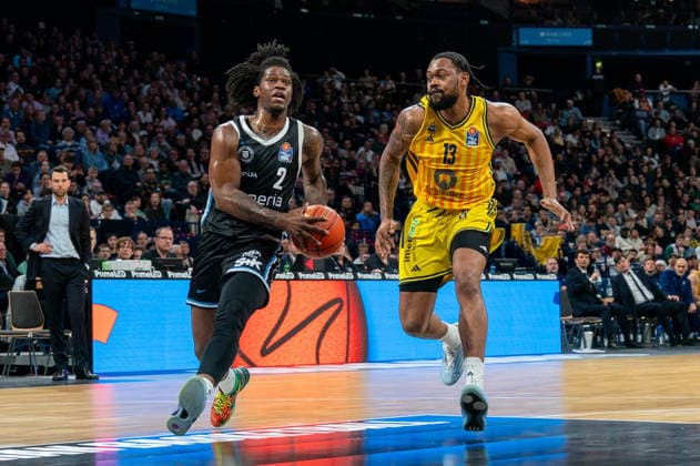Leonard Thorpe Jr. (Veolia Towers Hamburg, 02) im Dribbling gegen Jwan Roberts (ALBA Berlin, 13), GER, Veolia Towers Hamburg vs Alba Berlin, Basketball, Bundesliga, Spieltag 10, Saison 2025 2026, 14.12.2025 GER, Veolia Towers Hamburg vs Alba Berlin, Basketball, Bundesliga, Spieltag 10, Saison 2025 2026, 14.12.2025 Hamburg Copyright: xEibner-Pressefoto MaxxVincenx EP_MVN
