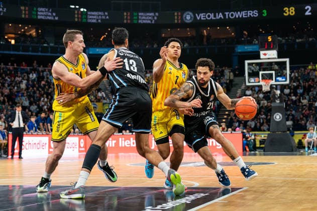 Devon Daniels (Veolia Towers Hamburg, 21) im Dribbling gegen Jack Kayil (ALBA Berlin, 07), GER, Veolia Towers Hamburg vs Alba Berlin, Basketball, Bundesliga, Spieltag 10, Saison 2025 2026, 14.12.2025 GER, Veolia Towers Hamburg vs Alba Berlin, Basketball, Bundesliga, Spieltag 10, Saison 2025 2026, 14.12.2025 Hamburg Copyright: xEibner-Pressefoto MaxxVincenx EP_MVN