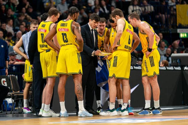Alba beim Huddle, Pedro Calles (ALBA Berlin, Trainer) gibt Spieler Anweisungen, Moses Wood (ALBA Berlin, 11), Jwan Roberts (ALBA Berlin, 13), Malte Delow (ALBA Berlin, 06), Justin Bean (ALBA Berlin, 34), GER, Veolia Towers Hamburg vs Alba Berlin, Basketball, Bundesliga, Spieltag 10, Saison 2025 2026, 14.12.2025 GER, Veolia Towers Hamburg vs Alba Berlin, Basketball, Bundesliga, Spieltag 10, Saison 2025 2026, 14.12.2025 Hamburg Copyright: xEibner-Pressefoto MaxxVincenx EP_MVN