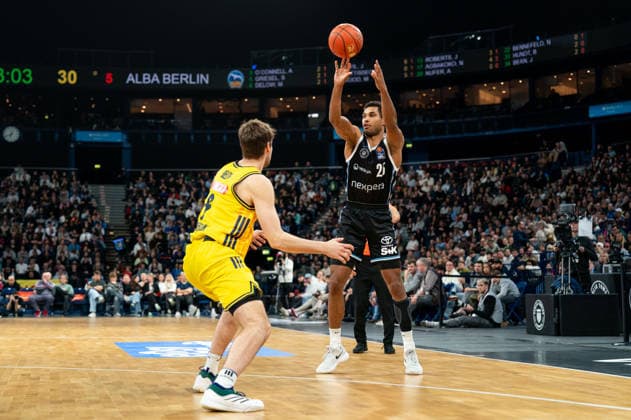 Kenneth Ogbe (Veolia Towers Hamburg, 25) Pass, Malte Delow (ALBA Berlin, 06), GER, Veolia Towers Hamburg vs Alba Berlin, Basketball, Bundesliga, Spieltag 10, Saison 2025 2026, 14.12.2025 GER, Veolia Towers Hamburg vs Alba Berlin, Basketball, Bundesliga, Spieltag 10, Saison 2025 2026, 14.12.2025 Hamburg Copyright: xEibner-Pressefoto MaxxVincenx EP_MVN