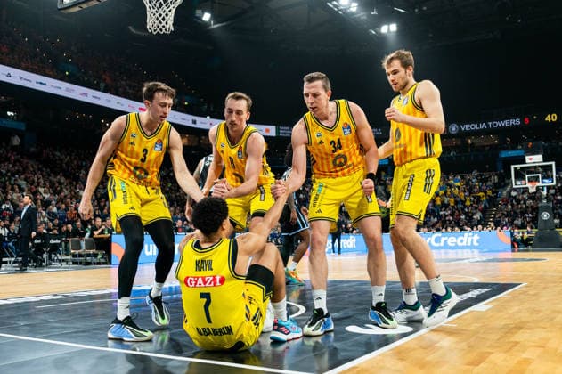 Alex OConnell (ALBA Berlin, 03), Moses Wood (ALBA Berlin, 11), Justin Bean (ALBA Berlin, 34) helfen Jack Kayil (ALBA Berlin, 07) hoch, GER, Veolia Towers Hamburg vs Alba Berlin, Basketball, Bundesliga, Spieltag 10, Saison 2025 2026, 14.12.2025 GER, Veolia Towers Hamburg vs Alba Berlin, Basketball, Bundesliga, Spieltag 10, Saison 2025 2026, 14.12.2025 Hamburg Copyright: xEibner-Pressefoto MaxxVincenx EP_MVN