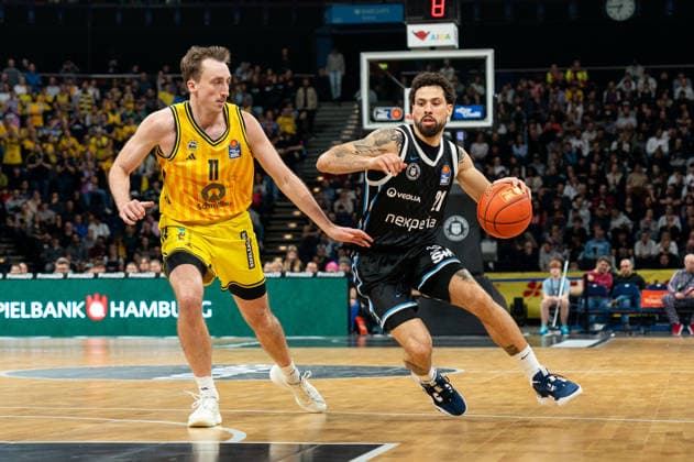 Devon Daniels (Veolia Towers Hamburg, 21) im Dribbling gegen Moses Wood (ALBA Berlin, 11), GER, Veolia Towers Hamburg vs Alba Berlin, Basketball, Bundesliga, Spieltag 10, Saison 2025 2026, 14.12.2025 GER, Veolia Towers Hamburg vs Alba Berlin, Basketball, Bundesliga, Spieltag 10, Saison 2025 2026, 14.12.2025 Hamburg Copyright: xEibner-Pressefoto MaxxVincenx EP_MVN