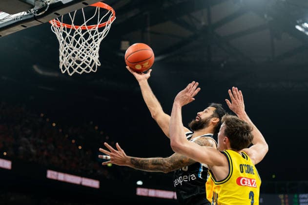 Martin Breunig (Veolia Towers Hamburg, 13) beim Korbleger gegen Alex OConnell (ALBA Berlin, 03), GER, Veolia Towers Hamburg vs Alba Berlin, Basketball, Bundesliga, Spieltag 10, Saison 2025 2026, 14.12.2025 GER, Veolia Towers Hamburg vs Alba Berlin, Basketball, Bundesliga, Spieltag 10, Saison 2025 2026, 14.12.2025 Hamburg Copyright: xEibner-Pressefoto MaxxVincenx EP_MVN