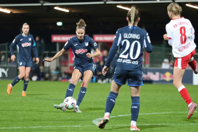 Google Pixel Frauen-Bundesliga, RB Leipzig - TSG Hoffenheim; 14.12.2025 Franziska Harsch (17, TSG Hoffenheim) mit blutigem Knie. Fußball, Google Pixel Frauen-Bundesliga, Saison 2025 2026, 13. Spieltag: RB Leipzig vs. TSG 1899 Hoffenheim am 14.12.2025, Trainingszentrum Cottaweg, Leipzig. DFB REGULATIONS PROHIBIT ANY USE OF PHOTOGRAPHS AS IMAGE SEQUENCES AND OR QUASI-VIDEO. Copyright: xBEAUTIFULxSPORTS JanxKaeferx