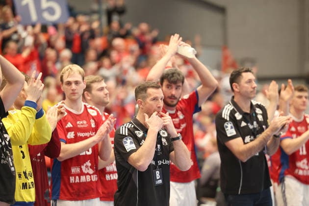 Handball Daikin Handball Bundesliga 2025 2026 - Handball Verein Hamburg vs. GWD Minden Trainer Torsten Jansen (Hamburg),vorne Sporthalle Hamburg Hamburg