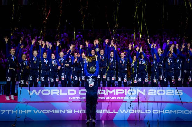 251214 Goalkeeper Katrine Lunde and teammates of Norway celebrate winning after the IHF Women s World Championship, WM, Weltmeisterschaft final between Germany and Norway on December 14, 2025 in Rotterdam. Photo: Joel Marklund BILDBYRAN kod JM JM0758 bbeng handball handboll handball vm handball-vm handbolls-vm ihf handball world championship world handball championship 2025 world championship 2025 final tyskland norway norge germany dam jubel Copyright: JOELxMARKLUND BB251214JM091