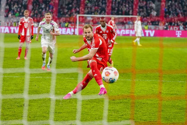 Deutschland: Fussball Bundesliga 2025 26, 14. Spieltag - FC Bayern München vs 1. FSV Mainz 05 - Allianz-Arena (München): Tor per Foulelfmeter durch Harry Kane (FC Bayern München, 9) zum 2:2 Endstand. *** Germany Bundesliga 2025 26, Matchday 14 FC Bayern Munich vs 1 FSV Mainz 05 Allianz Arena Munich Goal from the penalty spot by Harry Kane FC Bayern Munich, 9 to 2 2 Final score Copyright: xJOERANxSTEINSIEKx