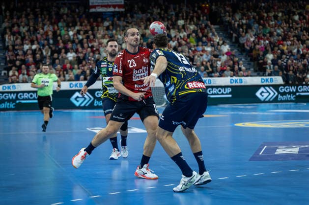 DAIKIN HBL: SG Flensburg-Handewitt vs Rhein-Neckar Löwen; 14.12.25 Kent Robin Tønnesen (Nr.23, SG Flensburg-Handewitt) gegen Sebastian Heymann (Nr.13, Rhein-Neckar Löwen) DAIKIN HBL: SG Flensburg-Handewitt vs Rhein-Neckar Löwen, GP JOULE Arena am 14.12.25 Copyright: xBEAUTIFULxSPORTS MarioxM.xKobergx