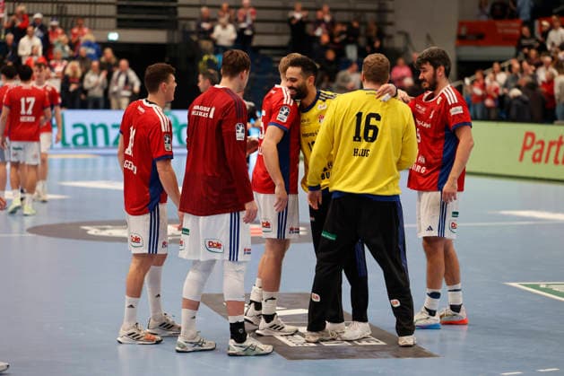 Handball 1. Handball-Bundesliga, DAIKIN HBL 2025 2026 - Handball Verein Hamburg (HSVH) vs. GWD Minden Schlussjubel mit Torwart Mohammed Essam Moustafa El-Tayar (Hamburg) in der Mitte . Sporthalle Hamburg Hamburg Foto: Frank Schoof