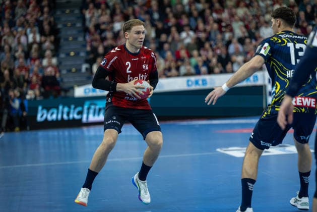 DAIKIN HBL: SG Flensburg-Handewitt vs Rhein-Neckar Löwen; 14.12.25 Simon Pytlick (Nr.02, SG Flensburg-Handewitt) im Angriff DAIKIN HBL: SG Flensburg-Handewitt vs Rhein-Neckar Löwen, GP JOULE Arena am 14.12.25 Copyright: xBEAUTIFULxSPORTS MarioxM.xKobergx