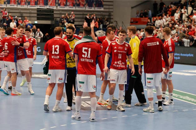 Handball 1. Handball-Bundesliga, DAIKIN HBL 2025 2026 - Handball Verein Hamburg (HSVH) vs. GWD Minden Schlussjubel der hamburger mit Torwart Mohammed Essam Moustafa El-Tayar (Hamburg) in der Mitte . Sporthalle Hamburg Hamburg Foto: Frank Schoof