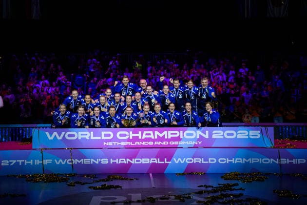251214 Players of Norway celebrate winning after the IHF Women s World Championship, WM, Weltmeisterschaft final between Germany and Norway on December 14, 2025 in Rotterdam. Photo: Joel Marklund BILDBYRAN kod JM JM0758 bbeng handball handboll handball vm handball-vm handbolls-vm ihf handball world championship world handball championship 2025 world championship 2025 final tyskland norway norge germany dam jubel Copyright: JOELxMARKLUND BB251214JM096