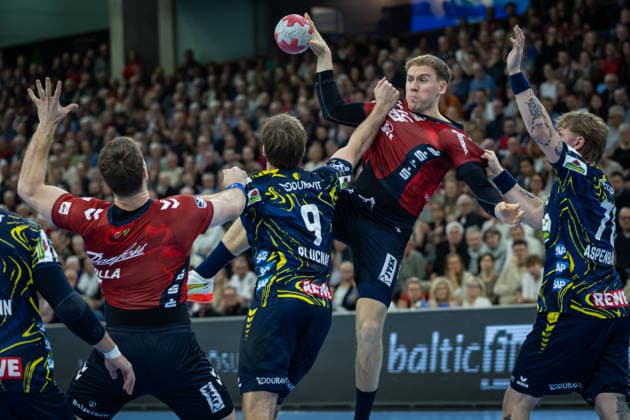 DAIKIN HBL: SG Flensburg-Handewitt vs Rhein-Neckar Löwen; 14.12.25 Pass an den Kreis. Simon Pytlick (Nr.02, SG Flensburg-Handewitt) zu Johannes Golla (Nr.04, SG Flensburg-Handewitt) DAIKIN HBL: SG Flensburg-Handewitt vs Rhein-Neckar Löwen, GP JOULE Arena am 14.12.25 Copyright: xBEAUTIFULxSPORTS MarioxM.xKobergx