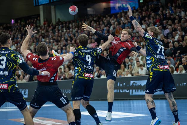 DAIKIN HBL: SG Flensburg-Handewitt vs Rhein-Neckar Löwen; 14.12.25 Pass an den Kreis. Simon Pytlick (Nr.02, SG Flensburg-Handewitt) zu Johannes Golla (Nr.04, SG Flensburg-Handewitt) DAIKIN HBL: SG Flensburg-Handewitt vs Rhein-Neckar Löwen, GP JOULE Arena am 14.12.25 Copyright: xBEAUTIFULxSPORTS MarioxM.xKobergx
