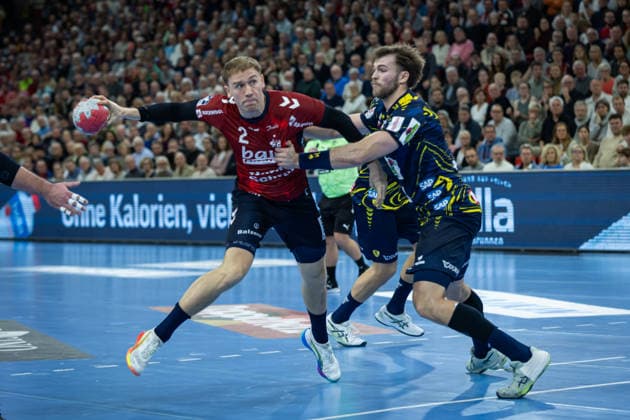 DAIKIN HBL: SG Flensburg-Handewitt vs Rhein-Neckar Löwen; 14.12.25 Simon Pytlick (Nr.02, SG Flensburg-Handewitt) gegen Steven Plucnar Jacobsen (Nr.09, Rhein-Neckar Löwen) DAIKIN HBL: SG Flensburg-Handewitt vs Rhein-Neckar Löwen, GP JOULE Arena am 14.12.25 Copyright: xBEAUTIFULxSPORTS MarioxM.xKobergx