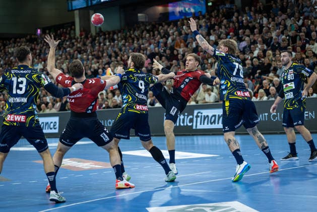 DAIKIN HBL: SG Flensburg-Handewitt vs Rhein-Neckar Löwen; 14.12.25 Pass an den Kreis. Simon Pytlick (Nr.02, SG Flensburg-Handewitt) zu Johannes Golla (Nr.04, SG Flensburg-Handewitt) DAIKIN HBL: SG Flensburg-Handewitt vs Rhein-Neckar Löwen, GP JOULE Arena am 14.12.25 Copyright: xBEAUTIFULxSPORTS MarioxM.xKobergx