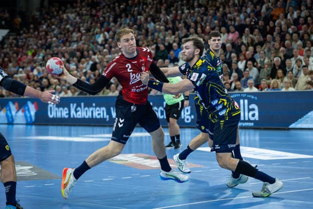 DAIKIN HBL: SG Flensburg-Handewitt vs Rhein-Neckar Löwen; 14.12.25 Simon Pytlick (Nr.02, SG Flensburg-Handewitt) gegen Steven Plucnar Jacobsen (Nr.09, Rhein-Neckar Löwen) DAIKIN HBL: SG Flensburg-Handewitt vs Rhein-Neckar Löwen, GP JOULE Arena am 14.12.25 Copyright: xBEAUTIFULxSPORTS MarioxM.xKobergx