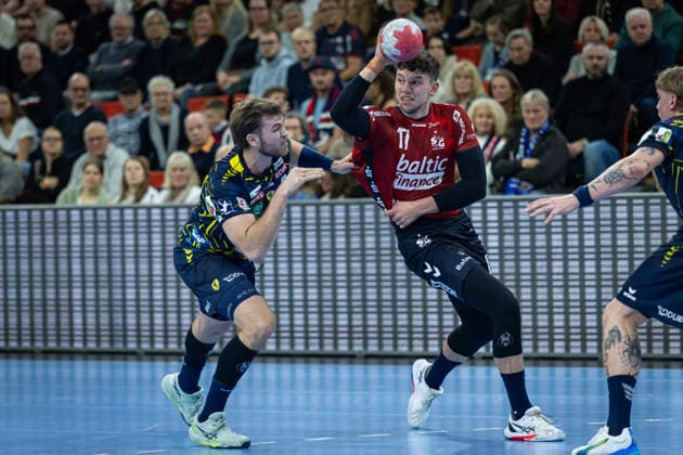 DAIKIN HBL: SG Flensburg-Handewitt vs Rhein-Neckar Löwen; 14.12.25 Steven Plucnar Jacobsen (Nr.09, Rhein-Neckar Löwen) gegen Marko Grgic (Nr.17, SG Flensburg-Handewitt) DAIKIN HBL: SG Flensburg-Handewitt vs Rhein-Neckar Löwen, GP JOULE Arena am 14.12.25 Copyright: xBEAUTIFULxSPORTS MarioxM.xKobergx