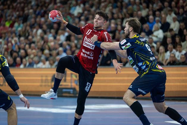 DAIKIN HBL: SG Flensburg-Handewitt vs Rhein-Neckar Löwen; 14.12.25 Marko Grgic (Nr.17, SG Flensburg-Handewitt) gegen Steven Plucnar Jacobsen (Nr.09, Rhein-Neckar Löwen) DAIKIN HBL: SG Flensburg-Handewitt vs Rhein-Neckar Löwen, GP JOULE Arena am 14.12.25 Copyright: xBEAUTIFULxSPORTS MarioxM.xKobergx
