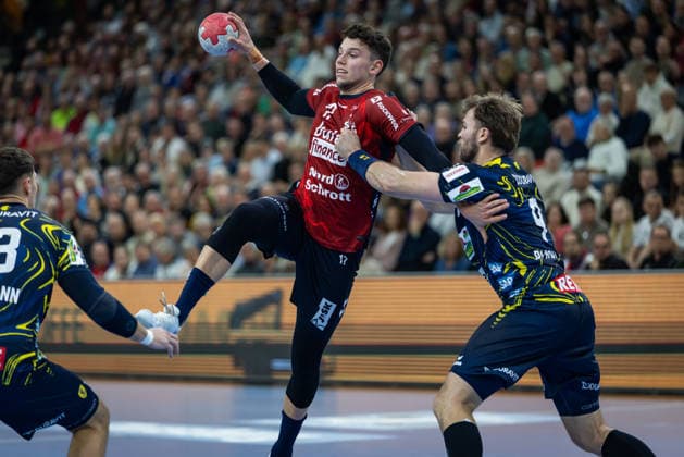 DAIKIN HBL: SG Flensburg-Handewitt vs Rhein-Neckar Löwen; 14.12.25 Marko Grgic (Nr.17, SG Flensburg-Handewitt) gegen Steven Plucnar Jacobsen (Nr.09, Rhein-Neckar Löwen) DAIKIN HBL: SG Flensburg-Handewitt vs Rhein-Neckar Löwen, GP JOULE Arena am 14.12.25 Copyright: xBEAUTIFULxSPORTS MarioxM.xKobergx
