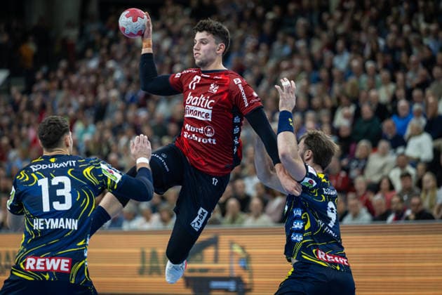 DAIKIN HBL: SG Flensburg-Handewitt vs Rhein-Neckar Löwen; 14.12.25 Marko Grgic (Nr.17, SG Flensburg-Handewitt) gegen Sebastian Heymann (Nr.13, Rhein-Neckar Löwen) und Steven Plucnar Jacobsen (Nr.09, Rhein-Neckar Löwen) DAIKIN HBL: SG Flensburg-Handewitt vs Rhein-Neckar Löwen, GP JOULE Arena am 14.12.25 Copyright: xBEAUTIFULxSPORTS MarioxM.xKobergx