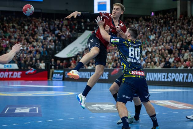 DAIKIN HBL: SG Flensburg-Handewitt vs Rhein-Neckar Löwen; 14.12.25 Simon Pytlick (Nr.02, SG Flensburg-Handewitt) gegen Jannik Kohlbacher (Nr.80, Rhein-Neckar Löwen) DAIKIN HBL: SG Flensburg-Handewitt vs Rhein-Neckar Löwen, GP JOULE Arena am 14.12.25 Copyright: xBEAUTIFULxSPORTS MarioxM.xKobergx