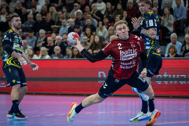 DAIKIN HBL: SG Flensburg-Handewitt vs Rhein-Neckar Löwen; 14.12.25 Simon Pytlick (Nr.02, SG Flensburg-Handewitt) im Angriff DAIKIN HBL: SG Flensburg-Handewitt vs Rhein-Neckar Löwen, GP JOULE Arena am 14.12.25 Copyright: xBEAUTIFULxSPORTS MarioxM.xKobergx