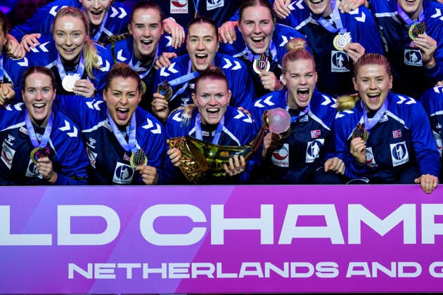 251214 Players of Norway celebrate winning after the IHF Women s World Championship, WM, Weltmeisterschaft final between Germany and Norway on December 14, 2025 in Rotterdam. Photo: Joel Marklund BILDBYRAN kod JM JM0758 bbeng handball handboll handball vm handball-vm handbolls-vm ihf handball world championship world handball championship 2025 world championship 2025 final tyskland norway norge germany dam jubel Copyright: JOELxMARKLUND BB251214JM099