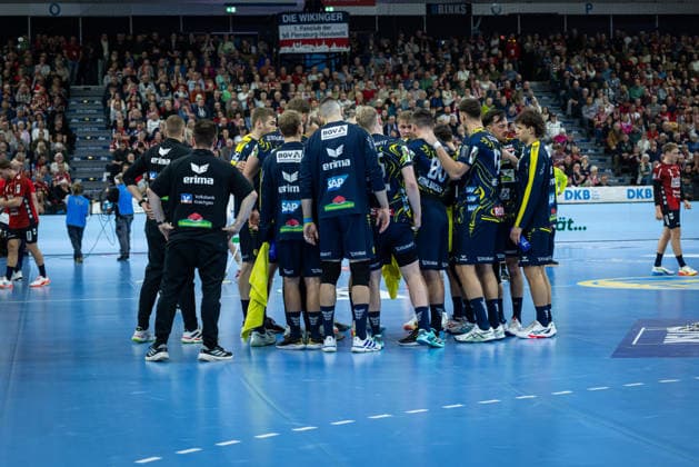 DAIKIN HBL: SG Flensburg-Handewitt vs Rhein-Neckar Löwen; 14.12.25 Team Rhein-Neckar Löwen in der Auszeit DAIKIN HBL: SG Flensburg-Handewitt vs Rhein-Neckar Löwen, GP JOULE Arena am 14.12.25 Copyright: xBEAUTIFULxSPORTS MarioxM.xKobergx