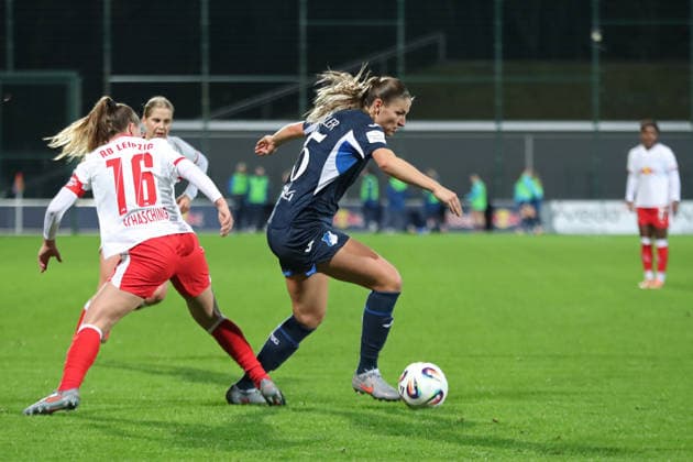 Google Pixel Frauen-Bundesliga, RB Leipzig - TSG Hoffenheim; 14.12.2025 Melissa Kössler (25, TSG Hoffenheim). Fußball, Google Pixel Frauen-Bundesliga, Saison 2025 2026, 13. Spieltag: RB Leipzig vs. TSG 1899 Hoffenheim am 14.12.2025, Trainingszentrum Cottaweg, Leipzig. DFB REGULATIONS PROHIBIT ANY USE OF PHOTOGRAPHS AS IMAGE SEQUENCES AND OR QUASI-VIDEO. Copyright: xBEAUTIFULxSPORTS JanxKaeferx