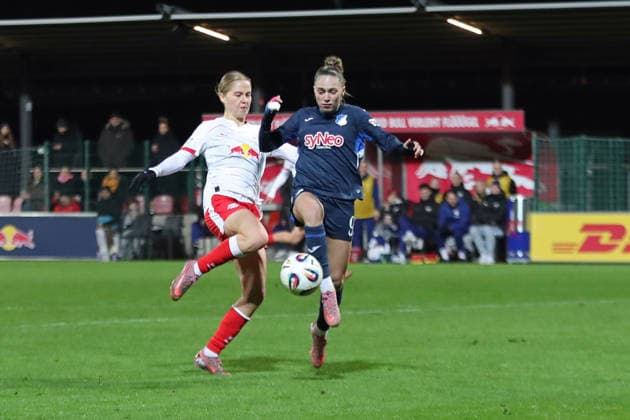Google Pixel Frauen-Bundesliga, RB Leipzig - TSG Hoffenheim; 14.12.2025 Emilia Kiaer Asgeirsdottir (8, RB Leipzig) gegen Jill Janssens (9, TSG Hoffenheim). Fußball, Google Pixel Frauen-Bundesliga, Saison 2025 2026, 13. Spieltag: RB Leipzig vs. TSG 1899 Hoffenheim am 14.12.2025, Trainingszentrum Cottaweg, Leipzig. DFB REGULATIONS PROHIBIT ANY USE OF PHOTOGRAPHS AS IMAGE SEQUENCES AND OR QUASI-VIDEO. Copyright: xBEAUTIFULxSPORTS JanxKaeferx