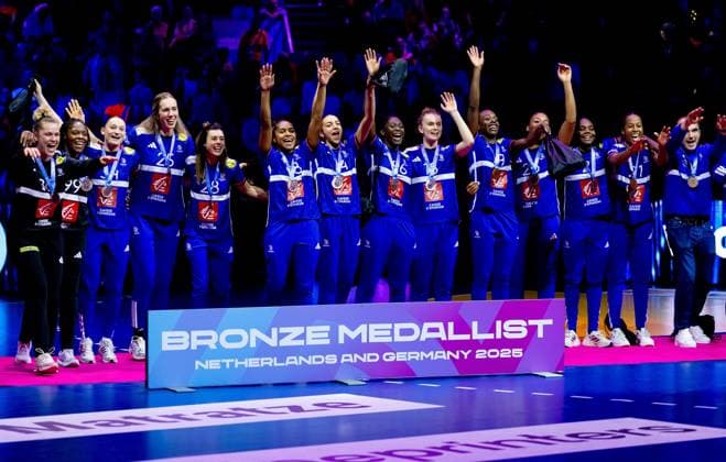 ROTTERDAM - Team France during the medal ceremony of the World Handball Championship final between Norway and Germany on December 14, 2025, in Ahoy Rotterdam, Netherlands. ANP IRIS VAN DEN BROEK xVIxANPxSportx xxANPxIVx 544880018 originalFilename: 544880018.jpg