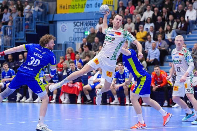 14.12.2025, xydrx, Handball, 1.HBL, VfL Gummersbach - SC Magdeburg, Schwalbe-Arena: Felix Claar (SC Magdeburg 7) im Zweikampf gegen Tom Kiesler (VfL Gummersbach 30) und Kristjan Horzen (VfL Gummersbach 27) Photo: xYannisxDreimannxPressefotoKochx Nordrhein-Westfahlen Deutschland