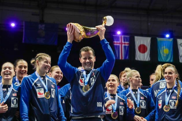 Women s Handball World Championship 2025 Germany Norway Rotterdam, Netherlands 20251214 Norway s goalkeeper Katrine Lunde with the World Cup trophy after the victory in the final of the Women s Handball World Cup between Germany and Norway at Ahoy Arena Photo Beate Oma Dahle NTB Rotterdam Netherlands EDITORIAL USE ONLY RESTRICTED USE FOR BETTING COMPANIES  Copyright: xBeatexOmaxDahlex xNTBx