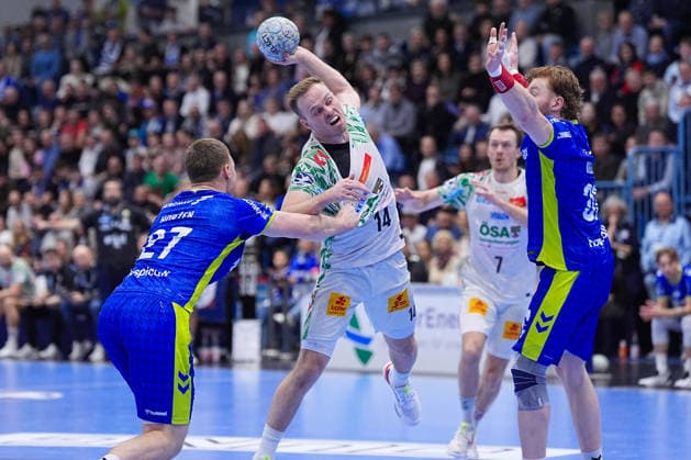 14.12.2025, xydrx, Handball, 1.HBL, VfL Gummersbach - SC Magdeburg, Schwalbe-Arena: Omar Ingi Magnusson (SC Magdeburg 14) im Zweikampf gegen Kristjan Horzen (VfL Gummersbach 27) und Tom Kiesler (VfL Gummersbach 30) Photo: xYannisxDreimannxPressefotoKochx Nordrhein-Westfahlen Deutschland