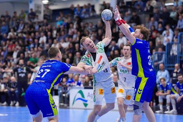 14.12.2025, xydrx, Handball, 1.HBL, VfL Gummersbach - SC Magdeburg, Schwalbe-Arena: Omar Ingi Magnusson (SC Magdeburg 14) im Zweikampf gegen Kristjan Horzen (VfL Gummersbach 27) und Tom Kiesler (VfL Gummersbach 30) Photo: xYannisxDreimannxPressefotoKochx Nordrhein-Westfahlen Deutschland