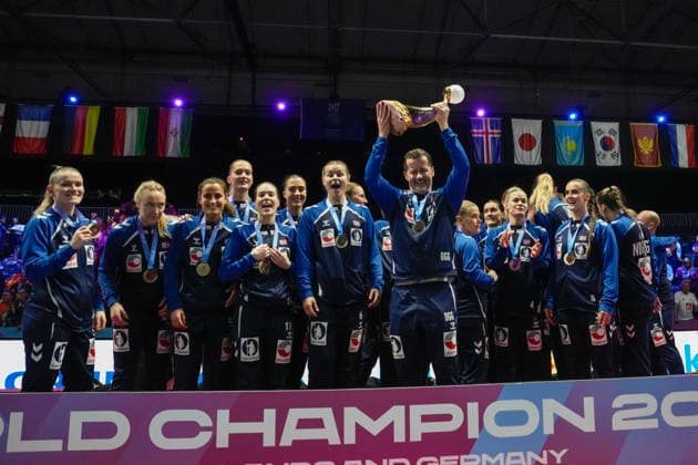 Women s Handball World Championship 2025 Germany Norway Rotterdam, Netherlands 20251214 Norway s goalkeeper Katrine Lunde with the World Cup trophy after the victory in the final of the Women s Handball World Cup between Germany and Norway at Ahoy Arena Photo Beate Oma Dahle NTB Rotterdam Netherlands EDITORIAL USE ONLY RESTRICTED USE FOR BETTING COMPANIES  Copyright: xBeatexOmaxDahlex xNTBx