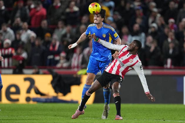 Premier League Brentford v Leeds United Pascal Struijk of Leeds United wins header during the Premier League match Brentford vs Leeds United at The Gtech Community Stadium, London, United Kingdom, 14th December 2025 (Photo by Harvey Murphy News Images) Copyright: xHarveyxMurphy NewsxImagesx