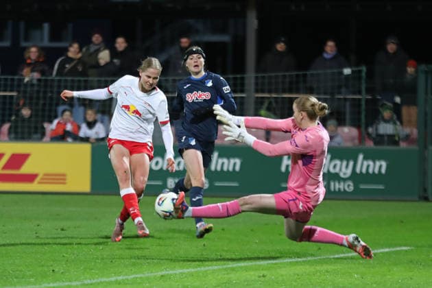 Google Pixel Frauen-Bundesliga, RB Leipzig - TSG Hoffenheim; 14.12.2025 Emilia Kiaer Asgeirsdottir (8, RB Leipzig) erzielt gegen Torwart Laura-Johanna Dick (1, TSG Hoffenheim) das Tor zum 1:1-Ausgleich. Wielle Douma (13, TSG Hoffenheim) kann nur zuschauen. Fußball, Google Pixel Frauen-Bundesliga, Saison 2025 2026, 13. Spieltag: RB Leipzig vs. TSG 1899 Hoffenheim am 14.12.2025, Trainingszentrum Cottaweg, Leipzig. DFB REGULATIONS PROHIBIT ANY USE OF PHOTOGRAPHS AS IMAGE SEQUENCES AND OR QUASI-VIDEO. Copyright: xBEAUTIFULxSPORTS JanxKaeferx