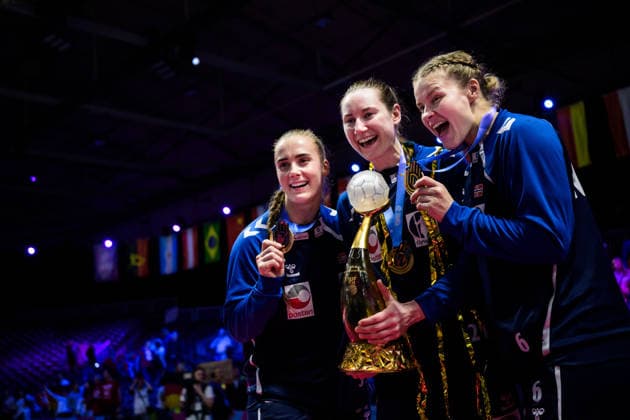251214 Thale Rushfeldt Deila, Ingvild Kristiansen Bakkerud and Maren Nyland Aardahl of Norway celebrate after winning the IHF Women s World Championship, WM, Weltmeisterschaft final between Germany and Norway on December 14, 2025 in Rotterdam. Photo: Joel Marklund BILDBYRAN kod JM JM0758 bbeng handball handboll handball vm handball-vm handbolls-vm ihf handball world championship world handball championship 2025 world championship 2025 final tyskland norway norge germany dam jubel Copyright: JOELxMARKLUND BB251214JM106