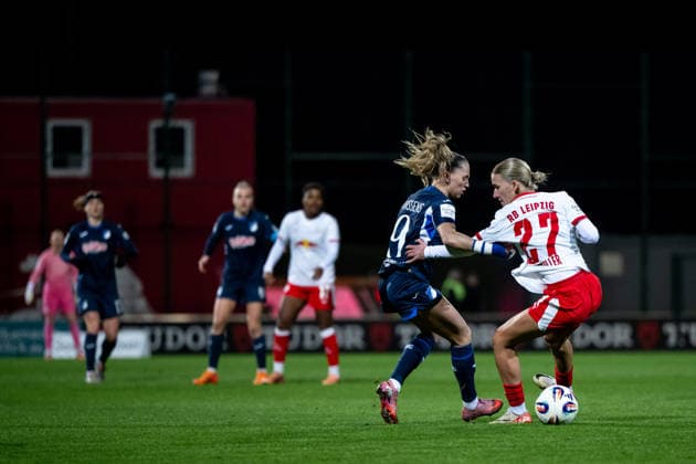 Jill Janssens (TSG Hoffenheim, 09) im Zweikampf mit Marlene Mueller (RB Leipzig, 27), GER, RB Leipzig vs TSG 1899 Hoffenheim, Fussball Google Pixel Frauen Bundesliga, 13. Spieltag, Saison 2025 2026, 14.12.2025 DFB regulations prohibit any use of photographs as image sequences and or quasi-video GER, RB Leipzig vs TSG 1899 Hoffenheim, Fussball Google Pixel Frauen Bundesliga, 13. Spieltag, Saison 2025 2026, 14.12.2025 Leipzig Copyright: xEibner-Pressefoto Memmlerx EP_MMR