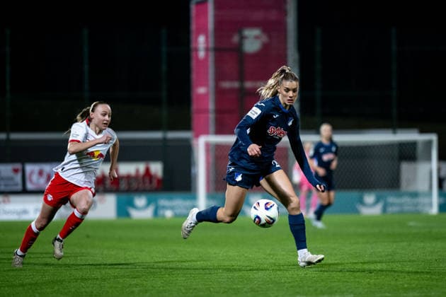 Selina Cerci (TSG Hoffenheim, 29) am Ball, GER, RB Leipzig vs TSG 1899 Hoffenheim, Fussball Google Pixel Frauen Bundesliga, 13. Spieltag, Saison 2025 2026, 14.12.2025 DFB regulations prohibit any use of photographs as image sequences and or quasi-video GER, RB Leipzig vs TSG 1899 Hoffenheim, Fussball Google Pixel Frauen Bundesliga, 13. Spieltag, Saison 2025 2026, 14.12.2025 Leipzig Copyright: xEibner-Pressefoto Memmlerx EP_MMR