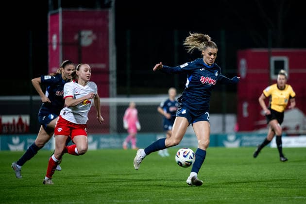 Selina Cerci (TSG Hoffenheim, 29) am Ball, GER, RB Leipzig vs TSG 1899 Hoffenheim, Fussball Google Pixel Frauen Bundesliga, 13. Spieltag, Saison 2025 2026, 14.12.2025 DFB regulations prohibit any use of photographs as image sequences and or quasi-video GER, RB Leipzig vs TSG 1899 Hoffenheim, Fussball Google Pixel Frauen Bundesliga, 13. Spieltag, Saison 2025 2026, 14.12.2025 Leipzig Copyright: xEibner-Pressefoto Memmlerx EP_MMR