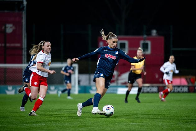 Selina Cerci (TSG Hoffenheim, 29) am Ball, GER, RB Leipzig vs TSG 1899 Hoffenheim, Fussball Google Pixel Frauen Bundesliga, 13. Spieltag, Saison 2025 2026, 14.12.2025 DFB regulations prohibit any use of photographs as image sequences and or quasi-video GER, RB Leipzig vs TSG 1899 Hoffenheim, Fussball Google Pixel Frauen Bundesliga, 13. Spieltag, Saison 2025 2026, 14.12.2025 Leipzig Copyright: xEibner-Pressefoto Memmlerx EP_MMR