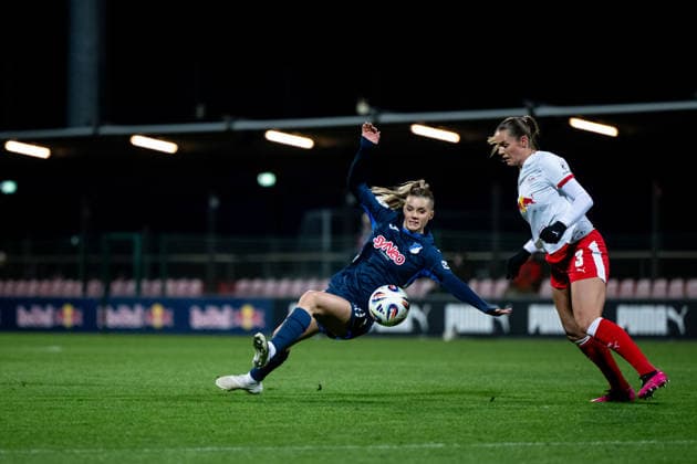 Selina Cerci (TSG Hoffenheim, 29) im Zweikampf mit Andrea Norheim (RB Leipzig, 03), GER, RB Leipzig vs TSG 1899 Hoffenheim, Fussball Google Pixel Frauen Bundesliga, 13. Spieltag, Saison 2025 2026, 14.12.2025 DFB regulations prohibit any use of photographs as image sequences and or quasi-video GER, RB Leipzig vs TSG 1899 Hoffenheim, Fussball Google Pixel Frauen Bundesliga, 13. Spieltag, Saison 2025 2026, 14.12.2025 Leipzig Copyright: xEibner-Pressefoto Memmlerx EP_MMR