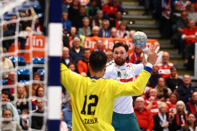 Handball I Herren I Saison 2025 2026 I Bundesliga I 17. Spieltag I HSV Hamburg - GWD Minden I 14.12.2025 Mohamed Essam Moustafa El-Tayar (12, HSV Hamburg) Max Staar (27, GWD Minden) Hamburg Alsterdorfer Sporthalle Hamburg Deutschland Copyright: xLobeca RalfxHomburgx